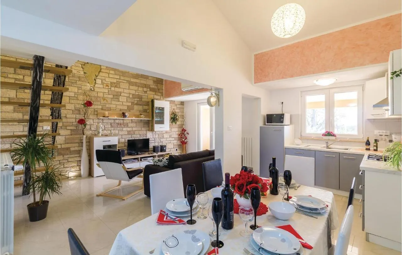 Σπίτι διακοπών Cozy Home In Frkeci With Outdoor Swimming Pool Barban